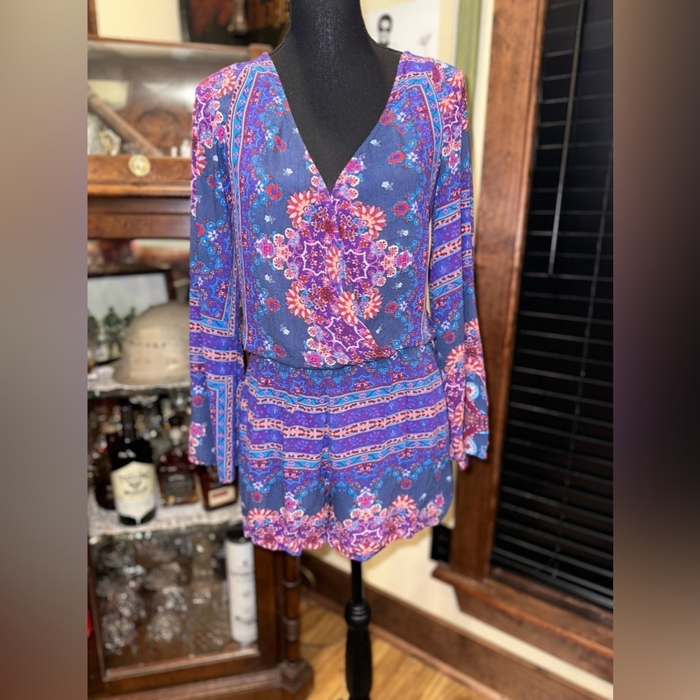 EUC AMERICAN EGLE BOHEMIAN ROMPER PURPLE MULTICOLOR LONG SLEEVE VNECK